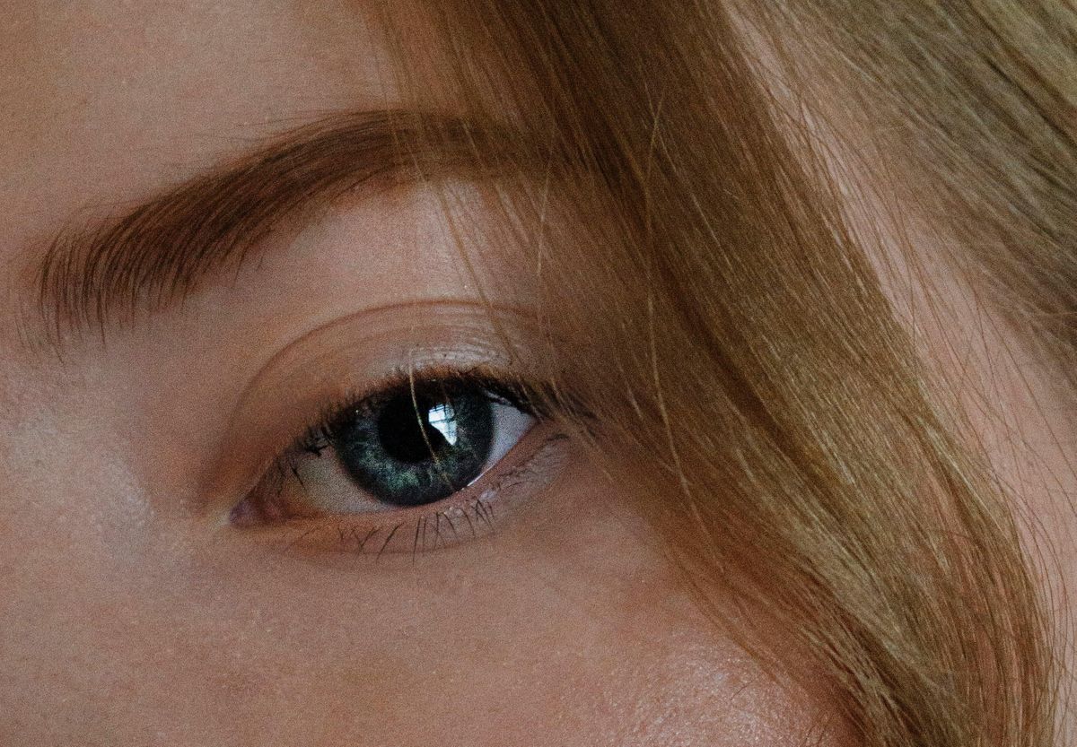 How to Treat Drooping, Hooded Eyes That Can Make Us Look Tired